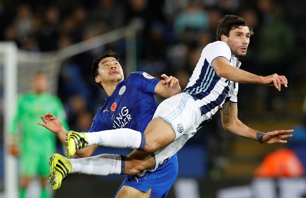 Britain Football Soccer - Leicester City v West Bromwich Albion - Premier League - King Power Stadium - 6/11/16 West Bromwich Albion's Claudio Yacob in action with Leicester City's Shinji Okazaki Reuters / Darren Staples