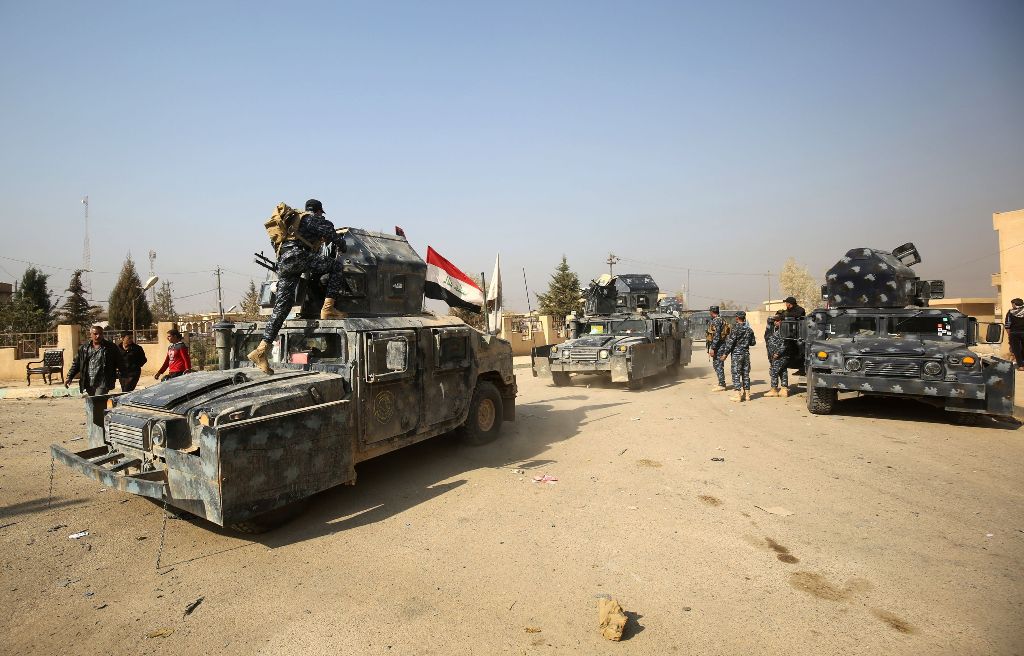 Iraqi forces patrol the Hamam al-Alil area, about 14 kilometres from the southern outskirts of Mosul, on November 7, 2016 after recapturing it from Islamic State (IS) group jihadists during the ongoing operation to retake Mosul. AFP / AHMAD AL-RUBAYE
