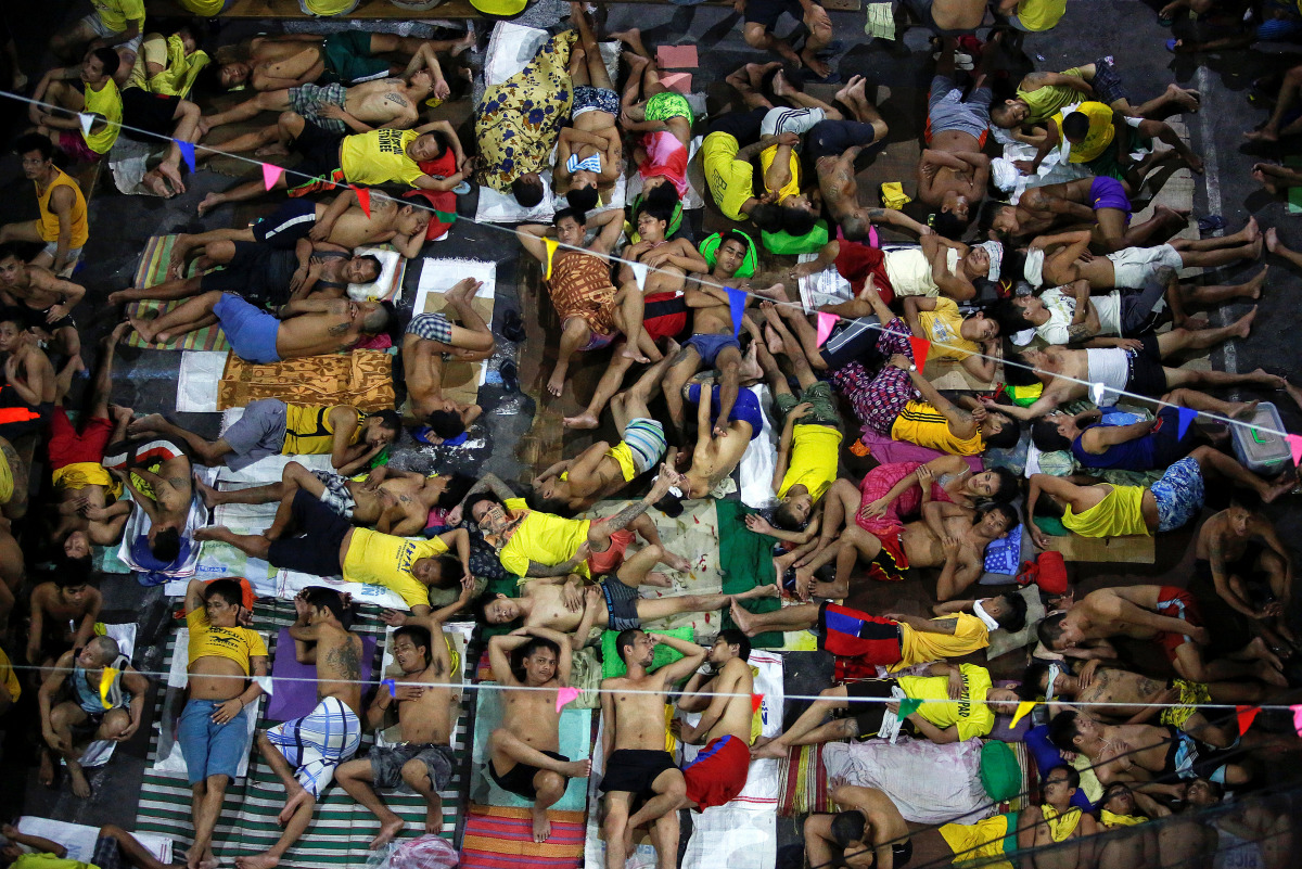 Inmates sleep in the open at Quezon City Jail in Manila, Philippines, November 5, 2016. REUTERS/Damir Sagolj