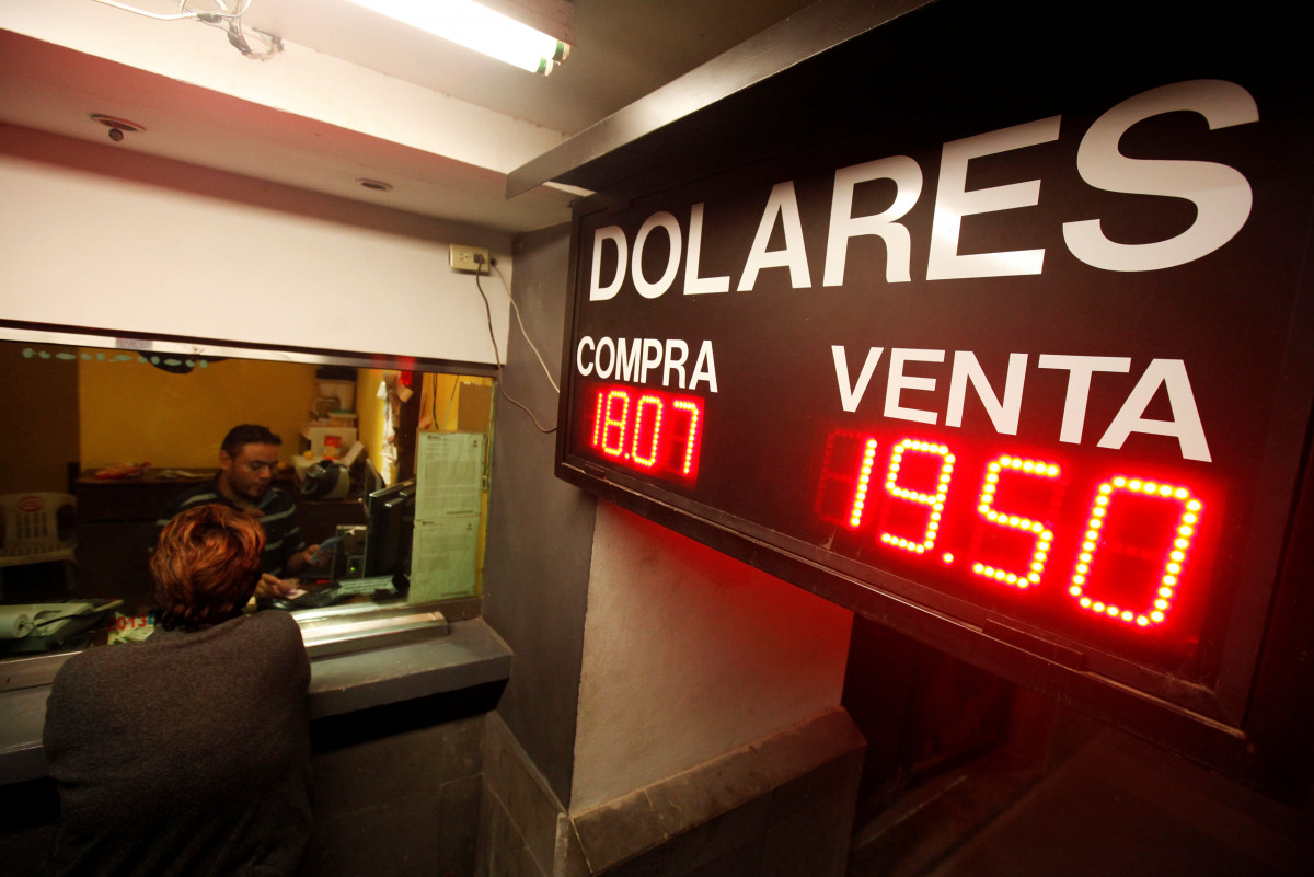 A board displaying the exchange rates of Mexican peso against the US dollar is seen at a foreign exchange house in Ciudad Juarez, Mexico, November 8, 2016. (REUTERS/Jose Luis Gonzalez)