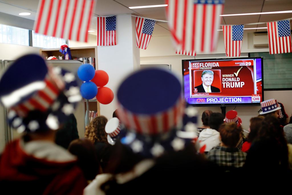 Israelis follow the US presidential elections on TV at the American Center in Jerusalem on November 9, 2016. AFP / THOMAS COEX