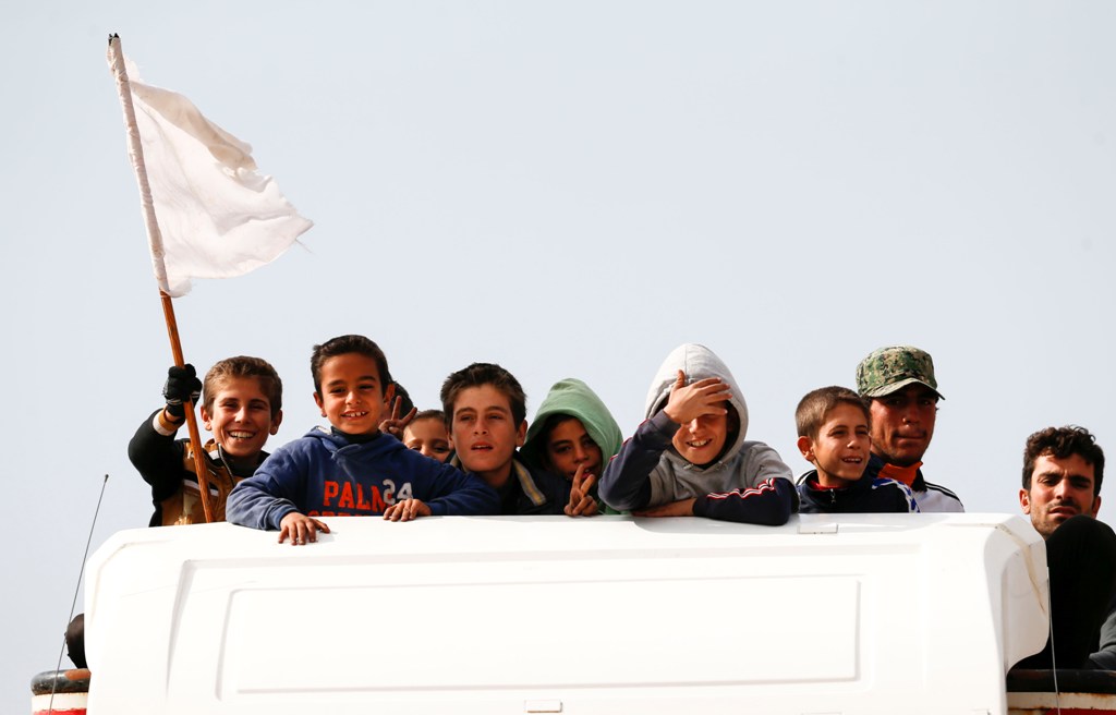 Internally relocated people fleeing from the villages and neighborhoods from eastern Mosul arrive at the check point at the Bartella front in Nineveh, Iraq on November 8, 2016 as the operation to liberate Mosul from Daesh continues.  Ahmet ?zgi - Anadolu 