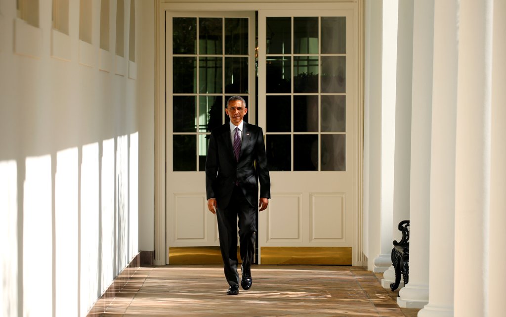 U.S. President Barack Obama walks the Colonnade toward the Oval Office of the White House in Washington on election day, November 8, 2016. REUTERS/Kevin Lamarque
