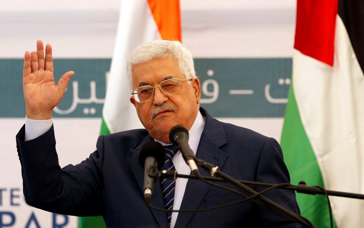 Palestinian President Mahmoud Abbas waves during a ceremony of laying the foundation stone of Palestine-India Techno Park, near the West Bank city of Ramallah November 8, 2016. REUTERS/Mohamad Torokman