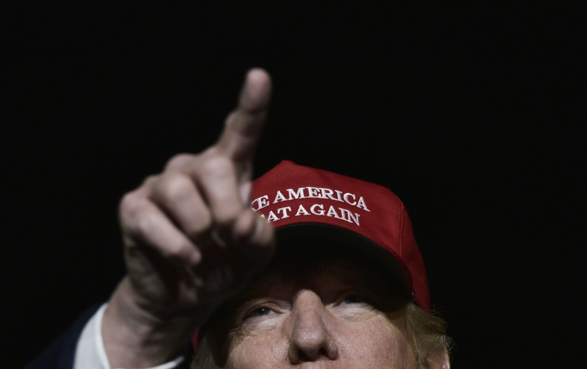 Donald Trump addresses a campaign rally at Atlantic Aviation in Moon Township, Pennsylvania, on November 6, 2016. (AFP / MANDEL NGAN)