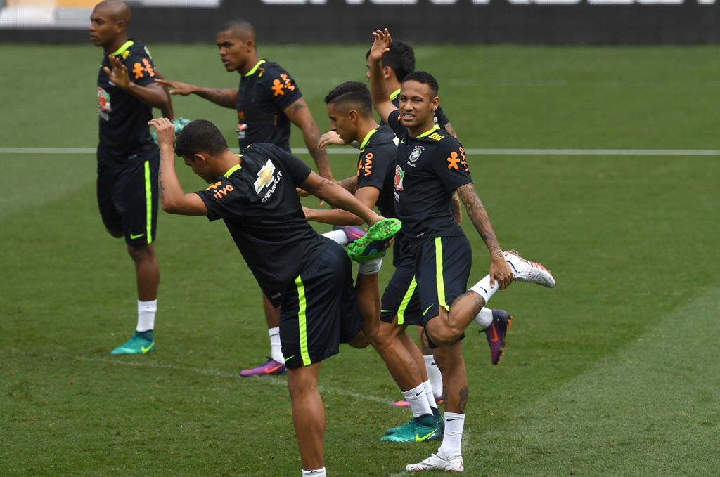 Brazil's national team player Neymar (R) participates in a training session at Mineirao stadium in Belo Horizonte, Minas Gerais, Brazil, on November 9, 2016 ahead of their WC 2018 qualifier against Argentina next November 10. / AFP / VANDERLEI ALMEIDA
