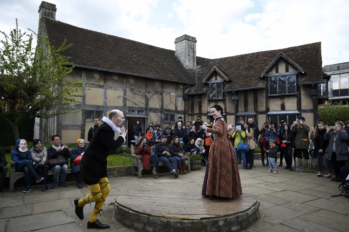 REPRESENTATIVE IMAGE: Tourists watch actors perform at the house where William Shakespeare was born in Stratford-Upon-Avon Britain April 23, 2016. REUTERS / Dylan Martinez