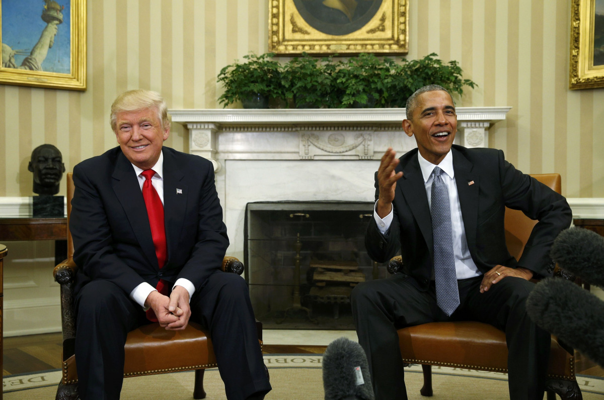U.S. President Barack Obama (R) meets with President-elect Donald Trump to discuss transition plans in the White House Oval Office in Washington, U.S., November 10, 2016. REUTERS/Kevin Lamarque