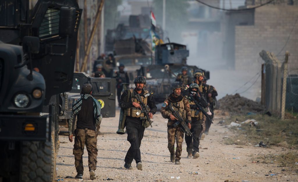 Soldiers from the Iraqi Special Forces 2nd division arrive to take up positions as they engage Islamic State fighters pushing through the eastern Samah area and into the Arbagiah neighbourhood of Mosul on November 11, 2016. / AFP / Odd ANDERSEN.