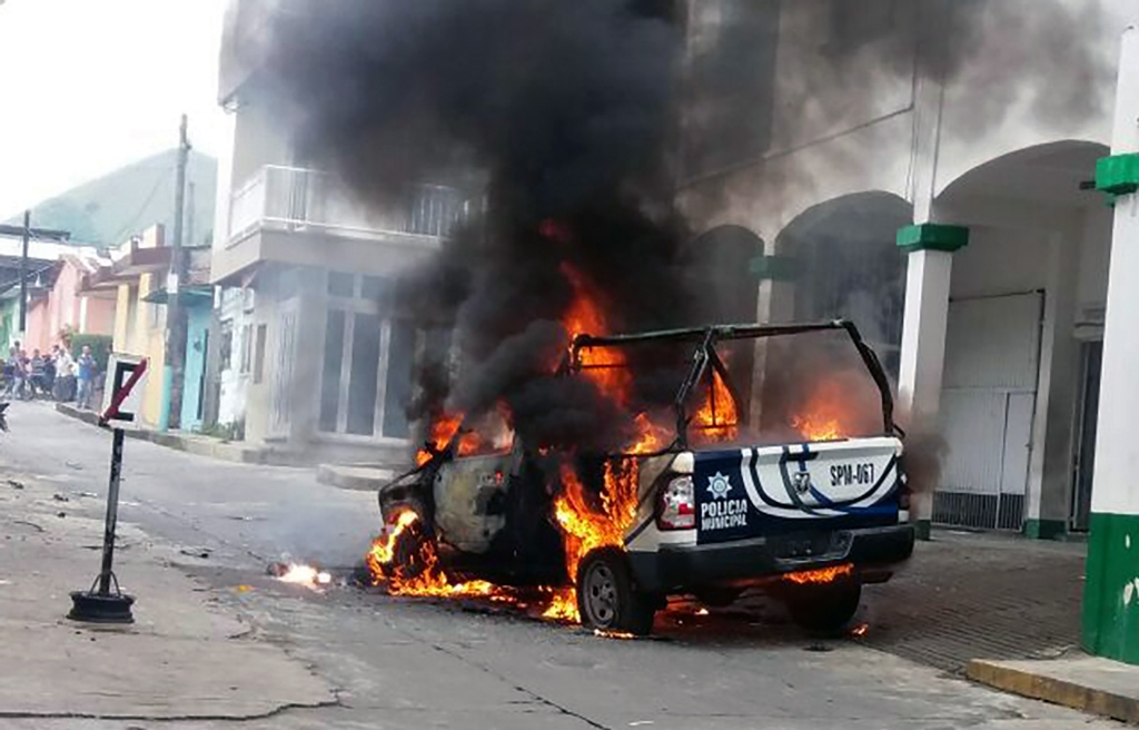 A police car burns in flames at Catemaco community in Veracruz, Mexico on November 12, 2016, during a protest after priest Jose Luis Sanchez disappeared. AFP / EDUARDO MURILLO
