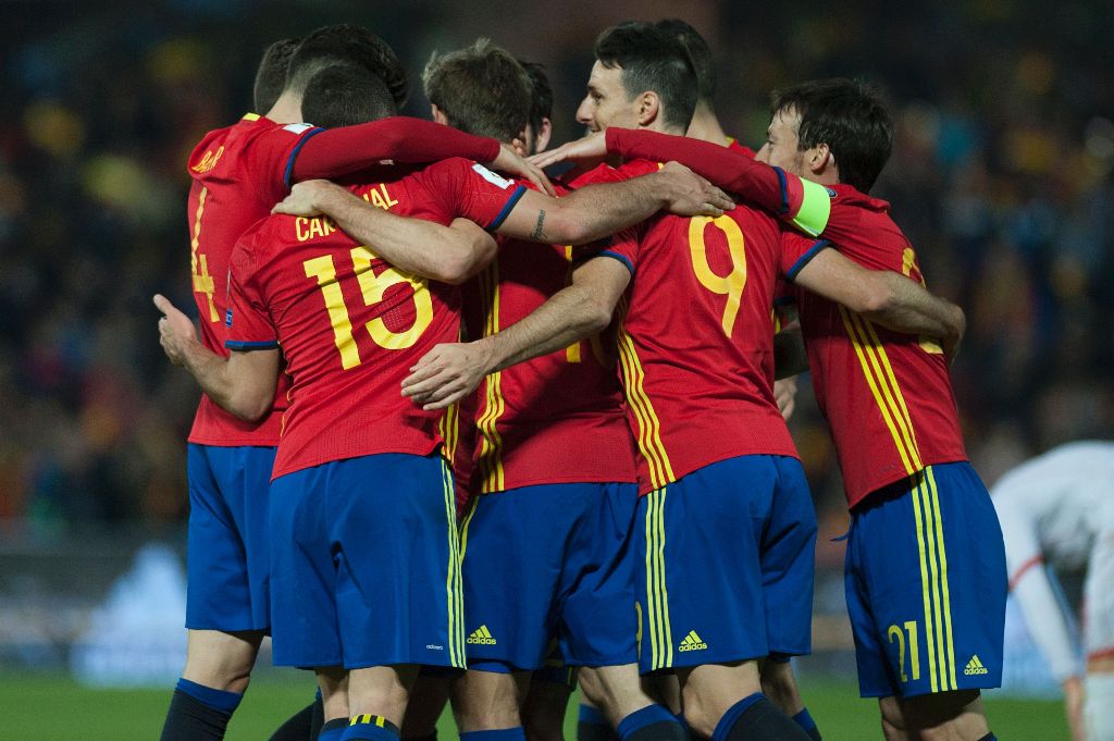 Spain's players celebrate after scoring during the FIFA qualifying Group G football match Spain vs Macedonia at Los Carmenes stadium in Granada, on November 12, 2016. Spain won 4-0. / AFP / JORGE GUERRERO