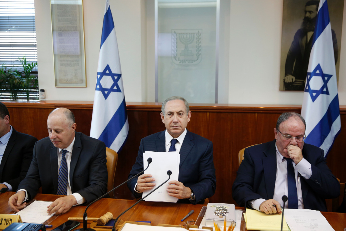 Israeli Prime Minister Benjamin Netanyahu (C) attends the weekly cabinet meeting at his office in Jerusalem, on November 13, 2016. (AFP / RONEN ZVULUN) 