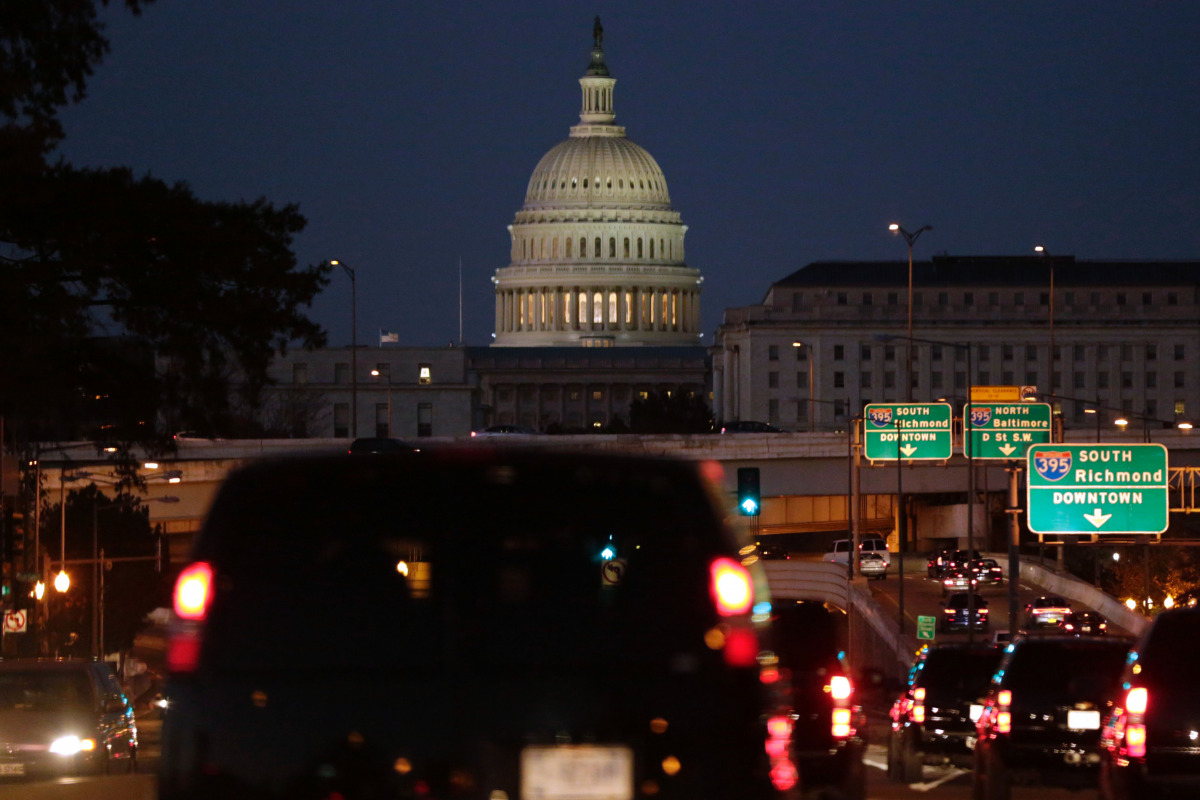 US President Barack Obama's motorcade drives towards US Capitol in Washington after playing golf on November 12, 2016. (AFP / YURI GRIPAS)