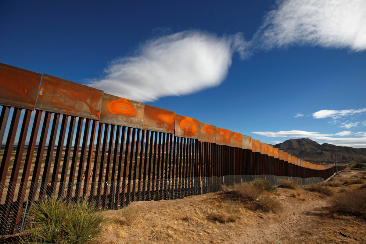 A general view shows a newly built section of the US Mexico border wall at Sunland Park, US, opposite the Mexican border city of Ciudad Juarez, Mexico, November 9, 2016. (REUTERS / Jose Luis Gonzalez) 