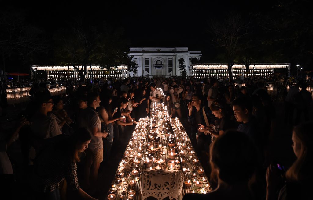 Tourists and locals light candles in the city centre to mark the beginning of the annual Yi Peng festival in the popular tourist city of Chiang Mai in the north of Thailand on November 13, 2016.   AFP / LILLIAN SUWANRUMPHA