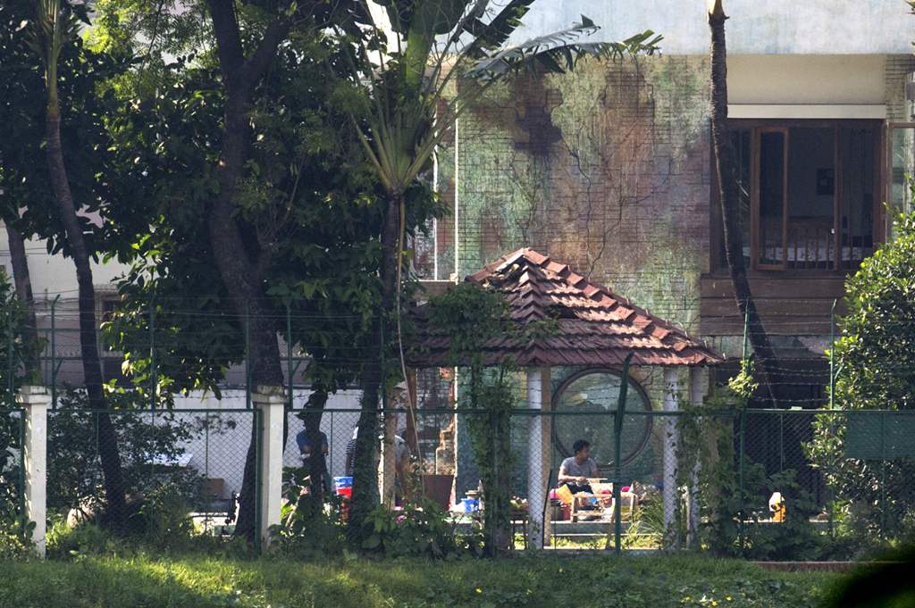 Bangladeshi workers renovate the Holey Artisan Bakery in Dhaka on November 15, 2016, where Islamist extremists killed 22 hostages, mostly foreigners.   AFP / Munir UZ ZAMAN