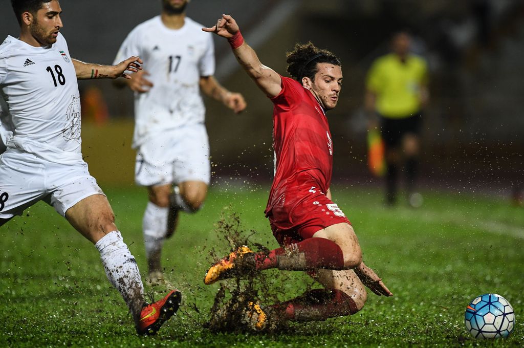 Omro Al Midani of Syria (R) fights for the ball with Alireza Jahan Bakhsh of Iran (L) during the 2018 World Cup qualifying football match between Syria and Iran at Tuanku Abdul Rahman Stadium in Seremban on November 15, 2016. / AFP / MOHD RASFAN
