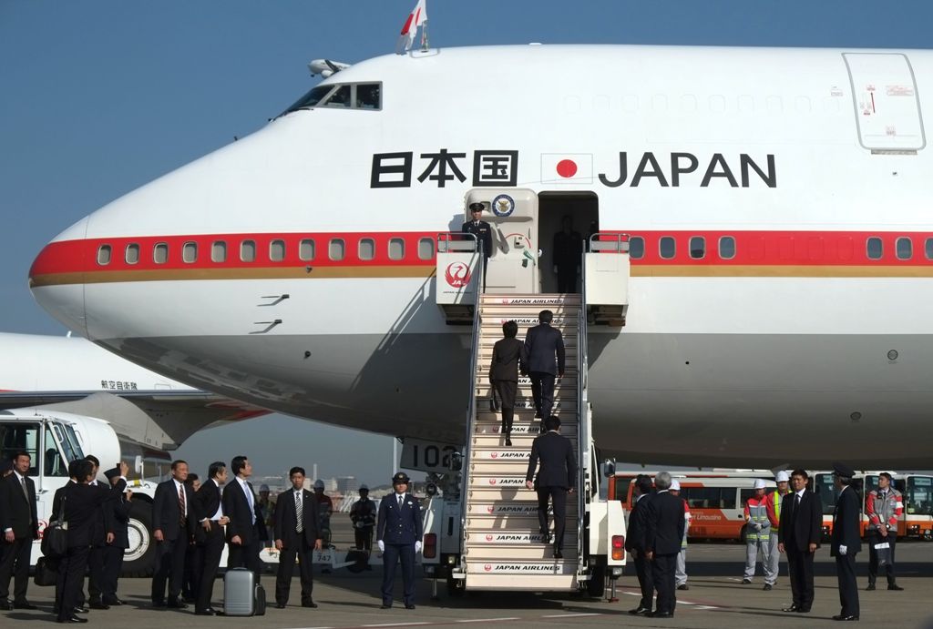 Japan's Prime Minister Shinzo Abe and his wife Akie board a government plane at Tokyo's Haneda Airport on November 17, 2016.  AFP / KAZUHIRO NOGI
