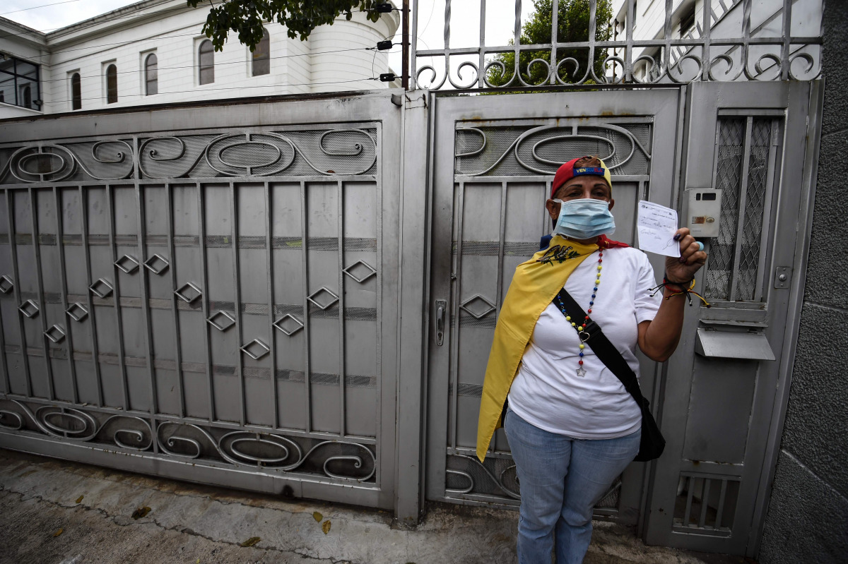 People demonstrate against the government of Venezuelan President Nicolas Maduro and the lack of medicine in the country, in front of the Nunciature in Caracas, on November 17, 2016. Shortages of food, medicine and basic supplies have sparked riots and lo