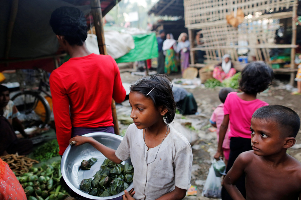 A girl sells food at the internally displaced persons camp for Rohingya people outside Sittwe in the state of Rakhine, Myanmar, November 15, 2016. REUTERS/Soe Zeya Tun
