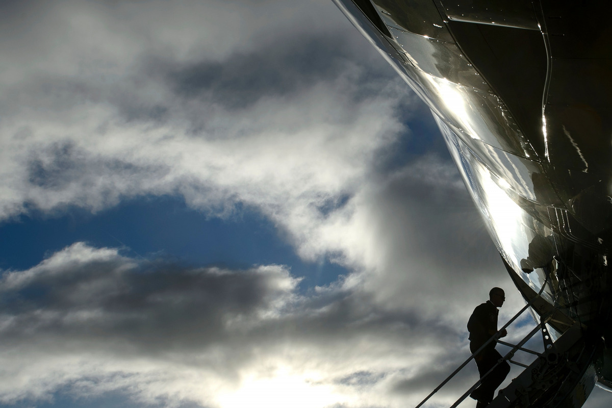 US President Barack Obama boards Air Force One during a refueling stop on November 18, 2016 at Lajes Field, in Praia da Vitoria on the Portuguese islands of Azores. / AFP / Brendan Smialowski