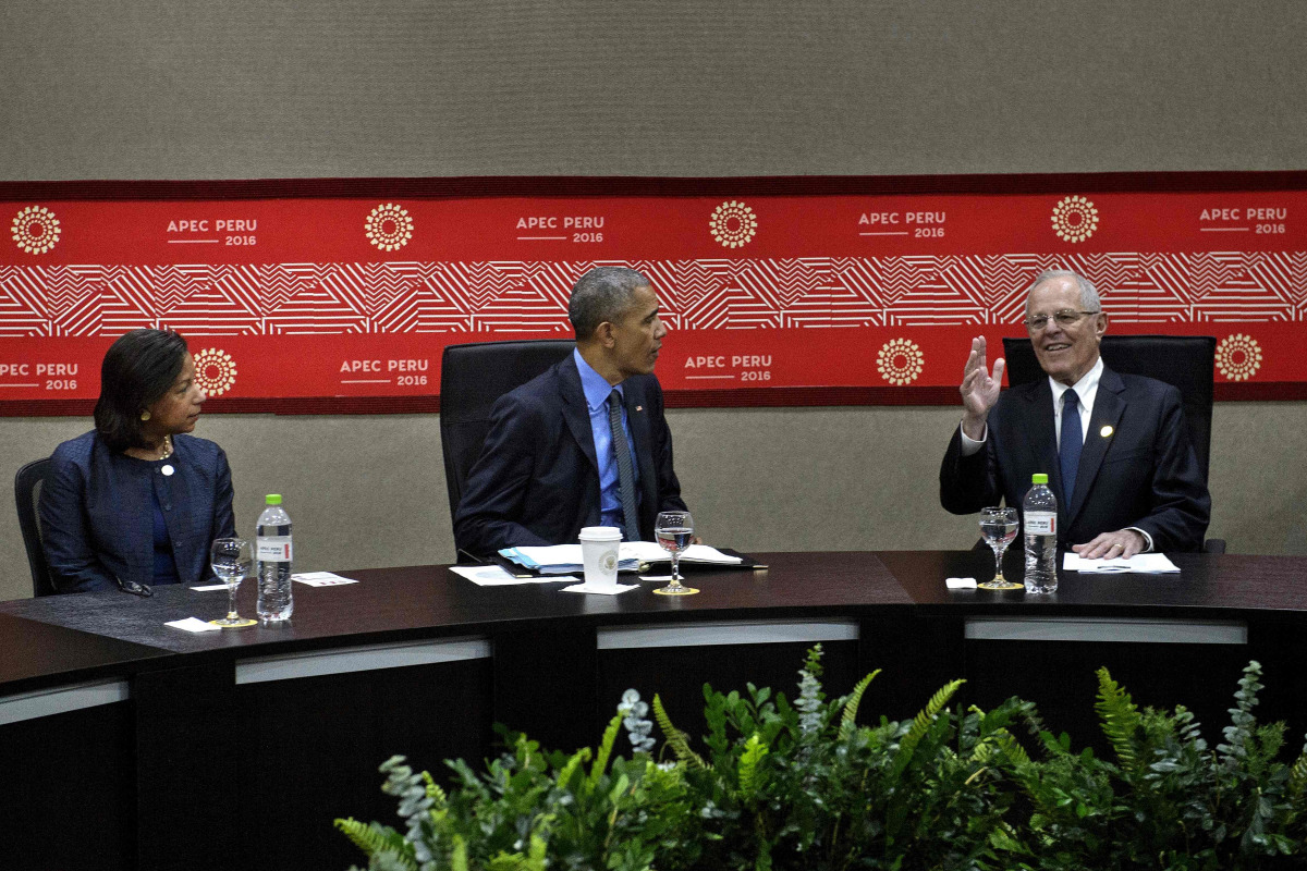 US National Security Advisor Susan Rice (L), US President Barack Obama (C) and Peru's President Pedro Pablo Kuczynski (R) wait for a meeting at the Lima Convention Center on November 19, 2016 in Lima, Peru. (AFP / Brendan Smialowski) 
