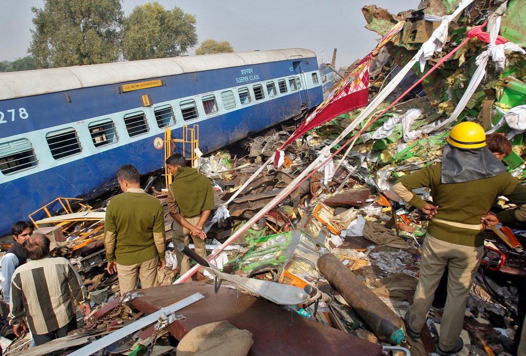 Rescue workers search for survivors at the site of a train derailment in Pukhrayan, south of Kanpur city, India November 20, 2016. REUTERS/Jitendra Prakash
