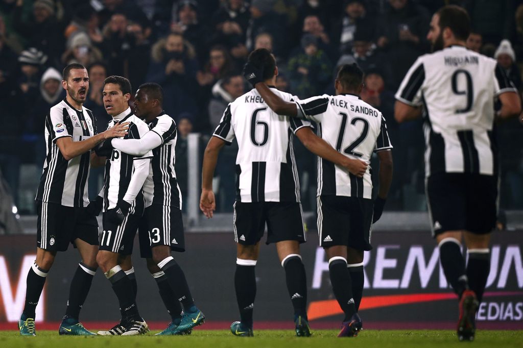 Juventus' Brazilian midfielder Anderson Hernanes (2nd-L) celebrates with teammates after scoring a goal during the Italian Serie A football match between Juventus and Pescara at the Juventus Stadium in Turin on November 19, 2016. / AFP / MARCO BERTORELLO