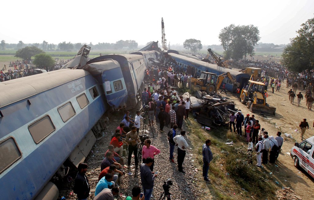 Rescue workers search for survivors at the site of a train derailment in Pukhrayan, south of Kanpur city, India November 20, 2016. REUTERS/Jitendra Prakash
