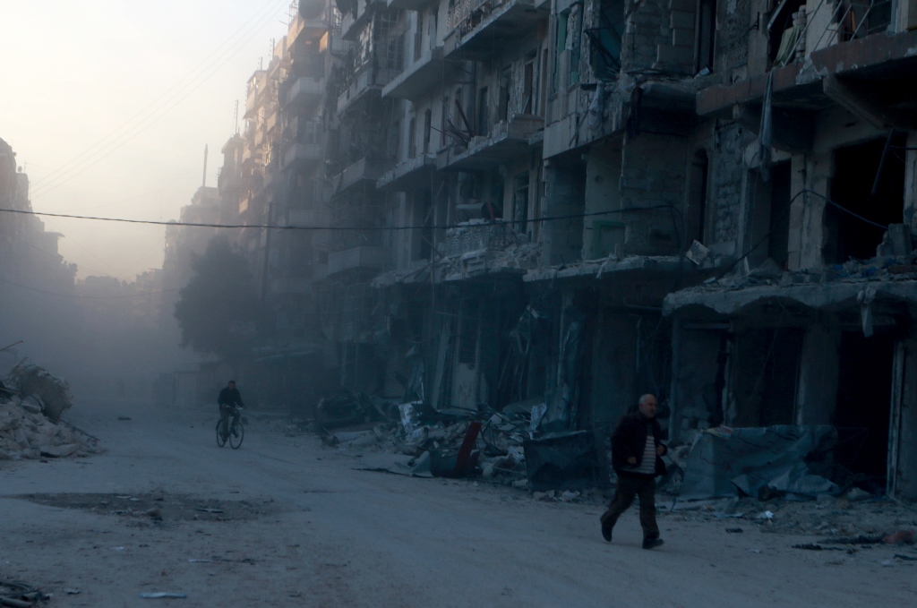 Residents try to escape from the scene of the air strikes carried out by the war crafts belonging to the regime forces on residential areas in the Al-Shear district, under siege by regime forces, in Aleppo, Syria on November 20, 2016. (Jawad al Rifai/Anad