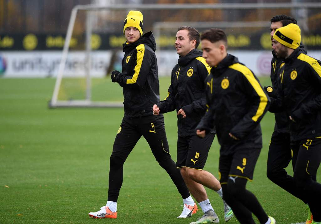 Dortmund's striker Marco Reus (L) and Dortmund's midfielder Mario Goetze (2nd L) warm up during a training session in Dortmund, on November 21, 2016 on the eve of the Champions League football match between Borussia Dortmund and Legia. / AFP / PATRIK STOL