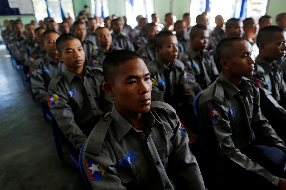 Ethnic Rakhine men attend a police training course as a civilian force will be deployed in the north of the Rakhine state in Sittwe, Myanmar, November 15, 2016. REUTERS/Soe Zeya Tun