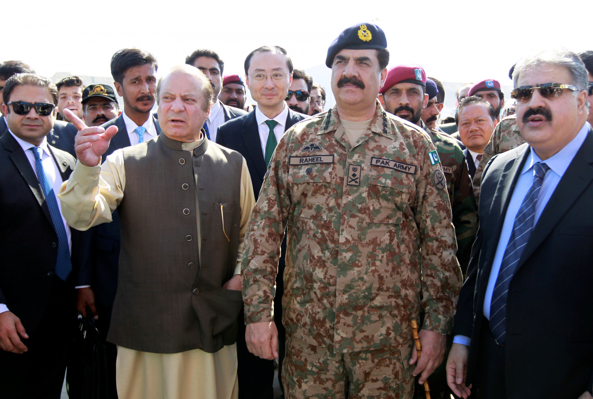 Pakistan's Prime Minister Nawaz Sharif and Army Chief of Staff General Raheel Sharif attend a port inauguration in Gwadar, Pakistan November 13, 2016. REUTERS/Caren Firouz