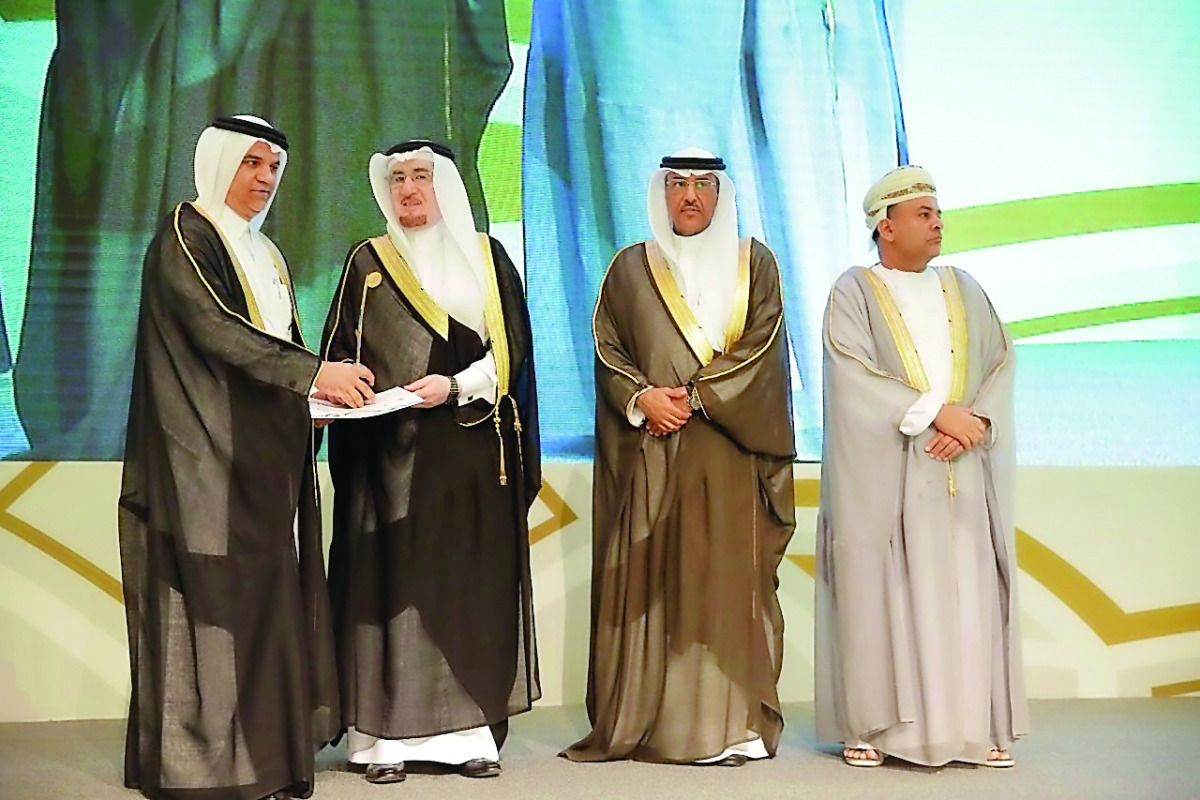 Masraf Al Rayan official receiving the appreciation award at the event. 