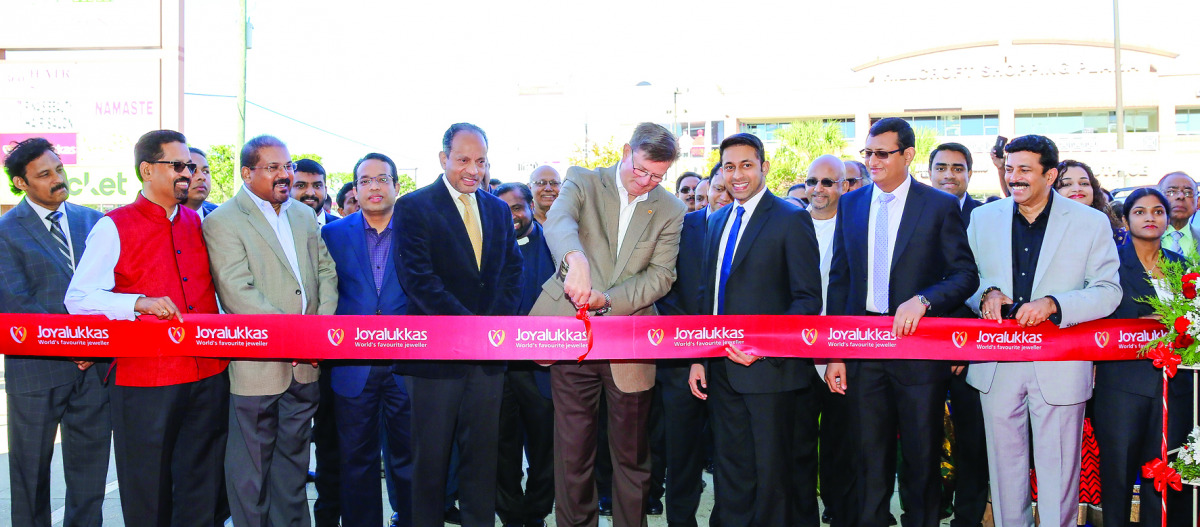 Joe R Zimmerman, Mayor of Sugarland (centre), inaugurating the showroom in the presence of  John Paul Alukkas, Anniyyan George and other dignitaries.