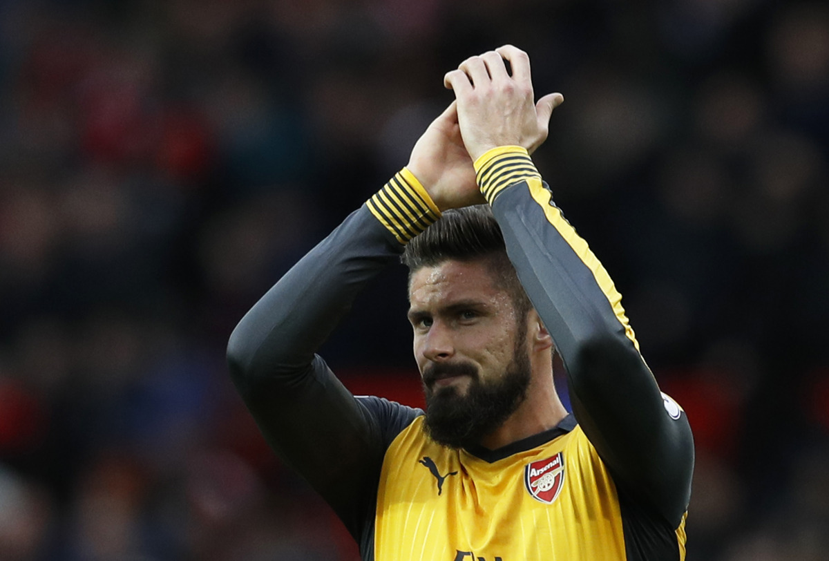 Arsenal's Olivier Giroud applauds fans after a game (Reuters / Phil Noble)