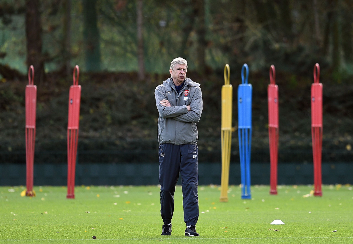 Arsenal's French manager Arsene Wenger attends a training session ahead of the UEFA Champions League group stage football match against Paris Saint Germain at Arsenal's training ground, London Colney on November 22, 2016. (AFP / Glyn Kirk)