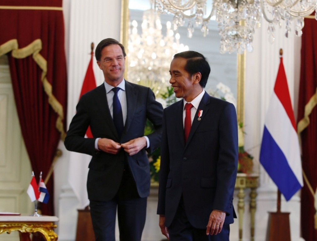 Indonesia President Joko Widodo (R) has told Dutch Prime Minister Mark Rutte Jakarta would cooperate in finding out what happened to the sunken wrecks. / Reuters pic.