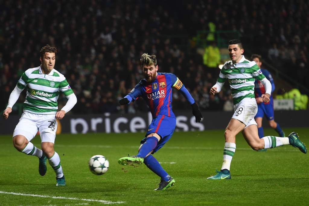 Barcelona's Argentinian striker Lionel Messi (C) shoots to score the opening goal during the UEFA Champions League group C football match between Celtic and Barcelona at Celtic Park in Glasgow on November 23, 2016. / AFP / Paul ELLIS

