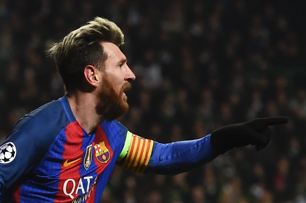 Barcelona's Argentinian striker Lionel Messi celebrates scoring the opening goal during the UEFA Champions League group C football match between Celtic and Barcelona at Celtic Park in Glasgow on November 23, 2016. / AFP / Paul ELLIS
