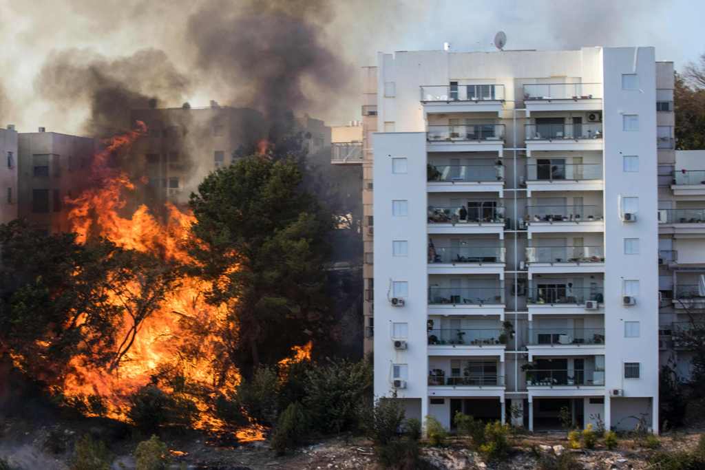 A picture taken on November 24, 2016 shows a fire raging in the northern Israeli port city of Haifa.  AFP / JACK GUEZ
