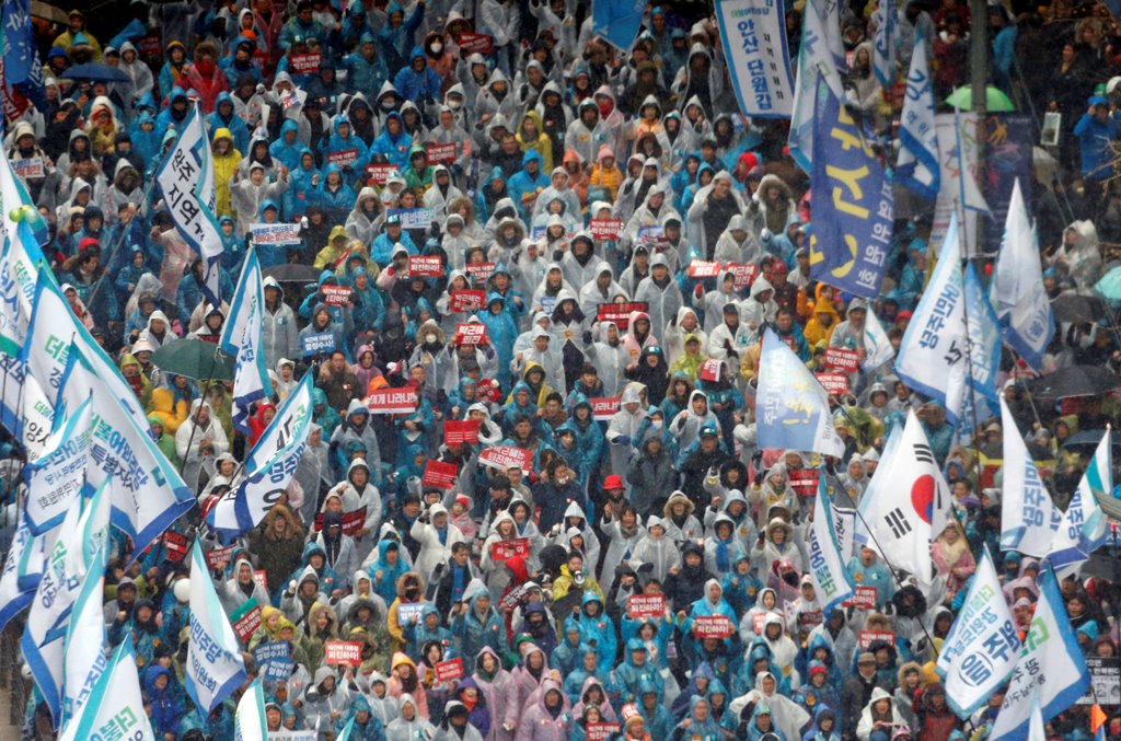 People shout slogans at a protest calling for South Korean President Park Geun-hye to step down, as it snows in Seoul, South Korea, November 26, 2016. REUTERS/Kim Kyung-Hoon