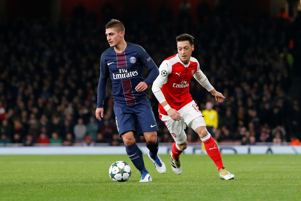 Paris Saint-Germain's Marco Verratti (L) vies with Arsenal’s Mesut Ozil (R) during Champions League Group A match between Arsenal FC and Paris Saint-Germain FC at Emirates Stadium on November 23, 2016 in London, United Kingdom. ( Tolga Akmen - Anadolu Age