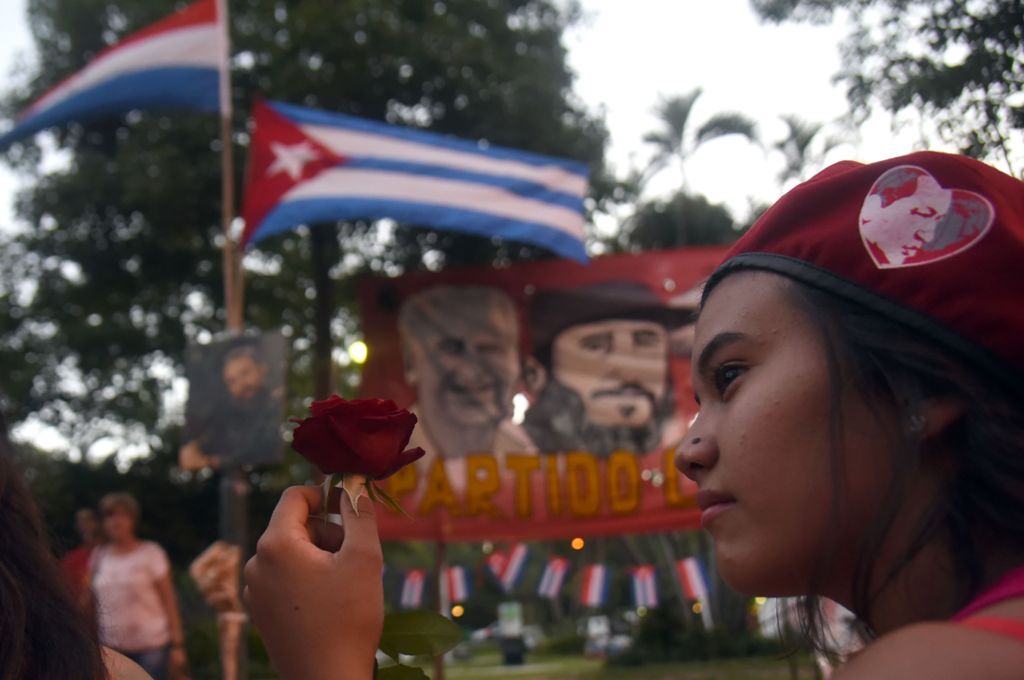 Supporters of Paraguay's Communist Party gather in Asuncion to pay tribute to Cuban historic revolutionary leader Fidel Castro on November 26, 2016 a day after his death in Havana.  AFP / Norberto DUARTE

