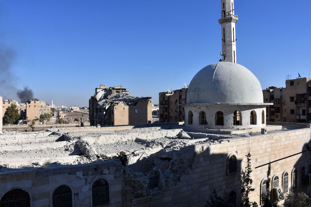 A picture taken on November 27, 2016 shows a damaged mosque in the Masaken Hanano district in eastern Aleppo, a day after Syrian pro-government forces resized it from rebel fighters. AFP / GEORGE OURFALIAN