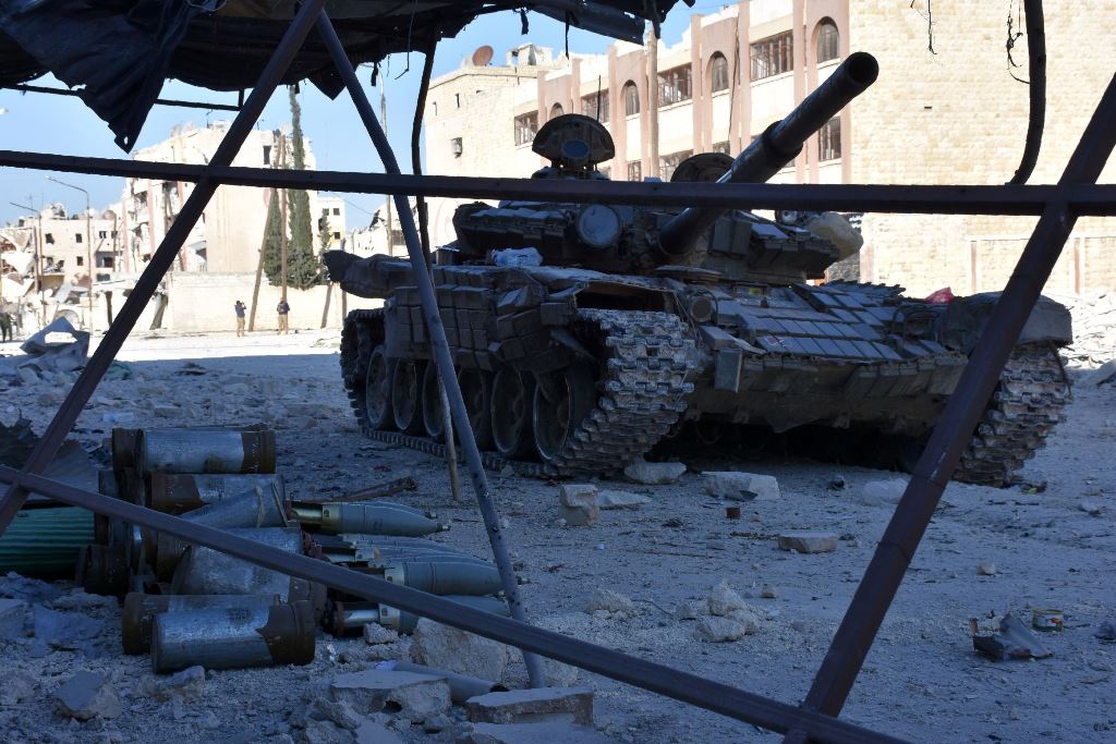 A tank is seen on a street on November 27, 2016 in the Masaken Hanano district in eastern Aleppo, a day after Syrian pro-government forces resized it from rebel fighters. AFP / GEORGE OURFALIAN