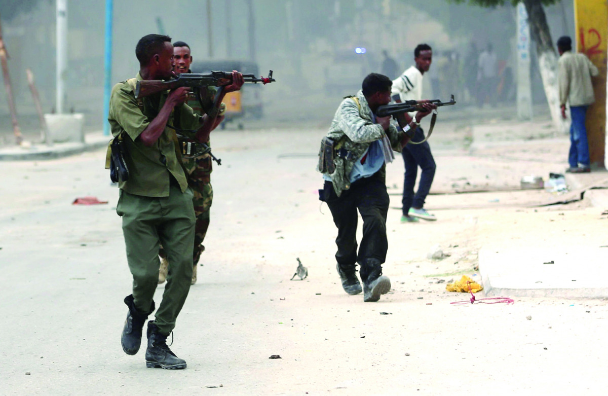 FILE PICTURE: Somali government soldiers run to take their positions during gunfire after a suicide bomb attack outside Nasahablood hotel in Mogadishu, June 25, 2016 (REUTERS / Feisal Omar) 