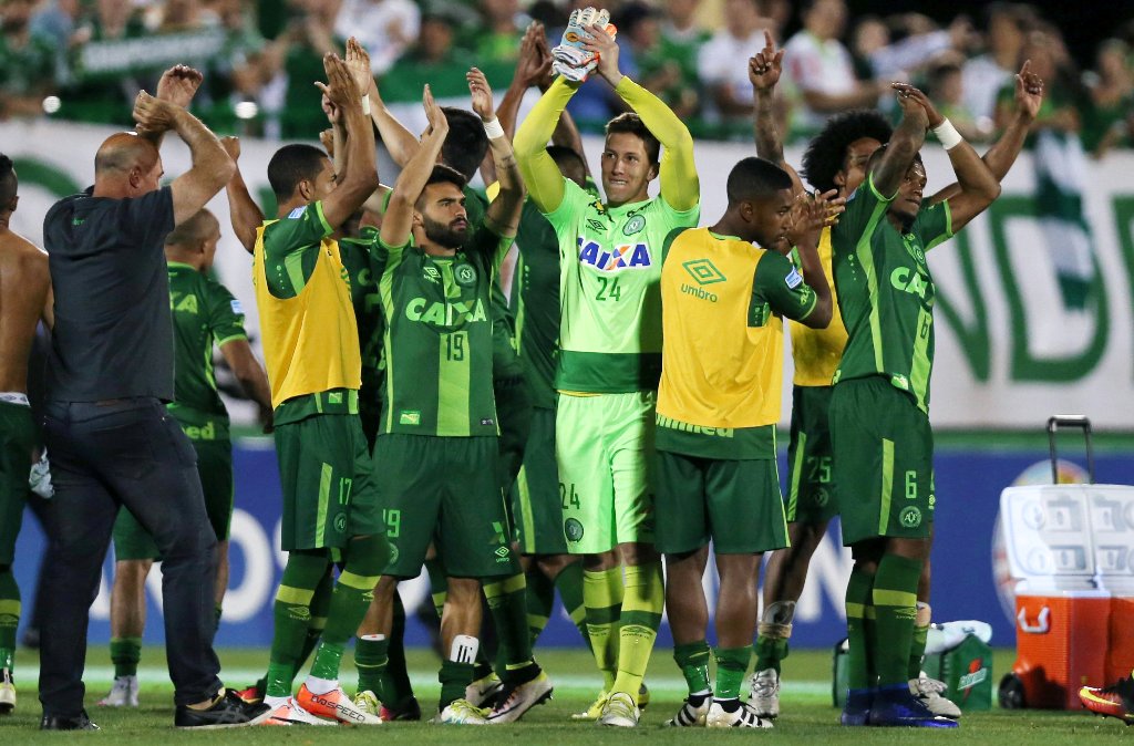 FILE PHOTO - Players of Chapecoense celebrate after their match against San Lorenzo at the Arena Conda stadium in Chapeco, Brazil, November 23, 2016.  REUTERS/Paulo Whitaker/File Photo
