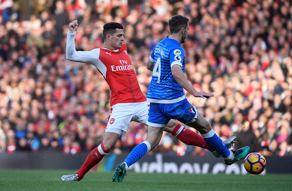 Bournemouth's Dan Gosling in action with Arsenal's Granit Xhaka Reuters / Toby Melville