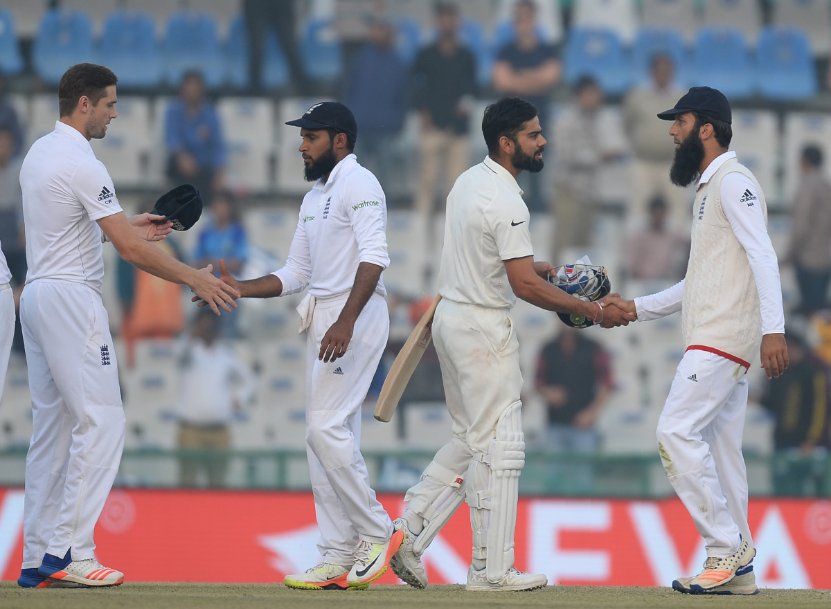 Indian batsman and captain Virat Kohli (L) shakes hands with England bowler Moen Ali after winning the third Test cricket match between India and England at The Punjab Cricket Association Stadium in Mohali on November 29, 2016. (AFP / Sajjad Hussain)